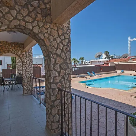 Geraeumige Mit Gemeinschaftspool Apartment *